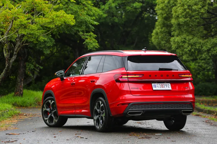 尾燈造型延續標準版 Kodiaq，但黑化套件點綴品牌與車型字體，車頂行李架也採黑化處理；雙尾管外露、後保桿烤漆細節與貫穿紅色反光片，低調中展現性能氣息。林浩昇攝