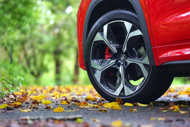 20吋鋁圈帶來飽滿有力的視覺張力，搭配原廠235/45R20輪胎，抓地力十足，兼顧性能與穩定性。紅色雙活塞煞車卡鉗醒目搶眼，不僅點綴外觀，更進一步提升制動表現。林浩昇攝