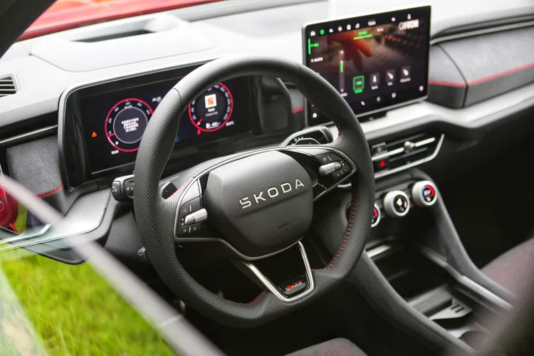 RS專屬三幅式方向盤搭配紅色縫線，增添運動氣息；金屬滾輪手感扎實，功能按鍵操作直覺好上手，兼具性能與便利性。林浩昇攝