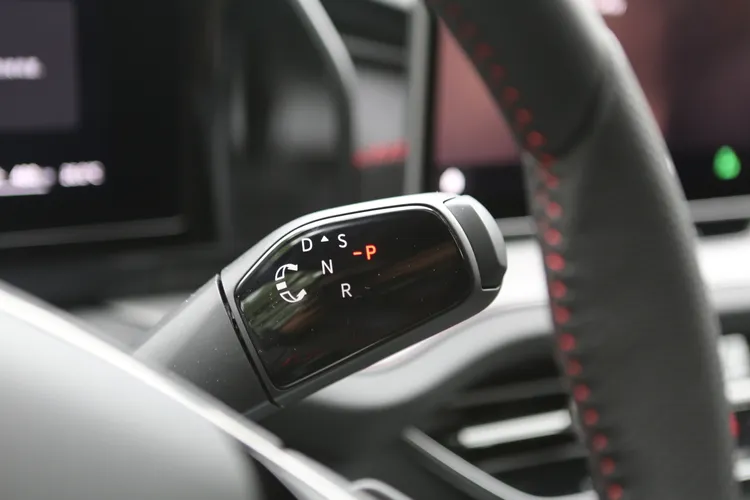 排檔桿移至方向機柱，中央鞍座空間大幅釋出。轉動式操作直覺：向前轉為D檔、向後轉為R檔，P檔則採按鈕設計，使用起來順手自然。林浩昇攝