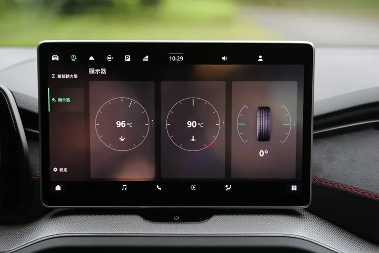 13吋中控觸控螢幕辨識度高，內建繁體中文選單，上手零壓力。功能齊全，從多媒體播放、空調設定到藍牙與無線Apple CarPlay皆可操作，駕駛還能自訂功能圖示，快速掌握常用設定。林浩昇攝