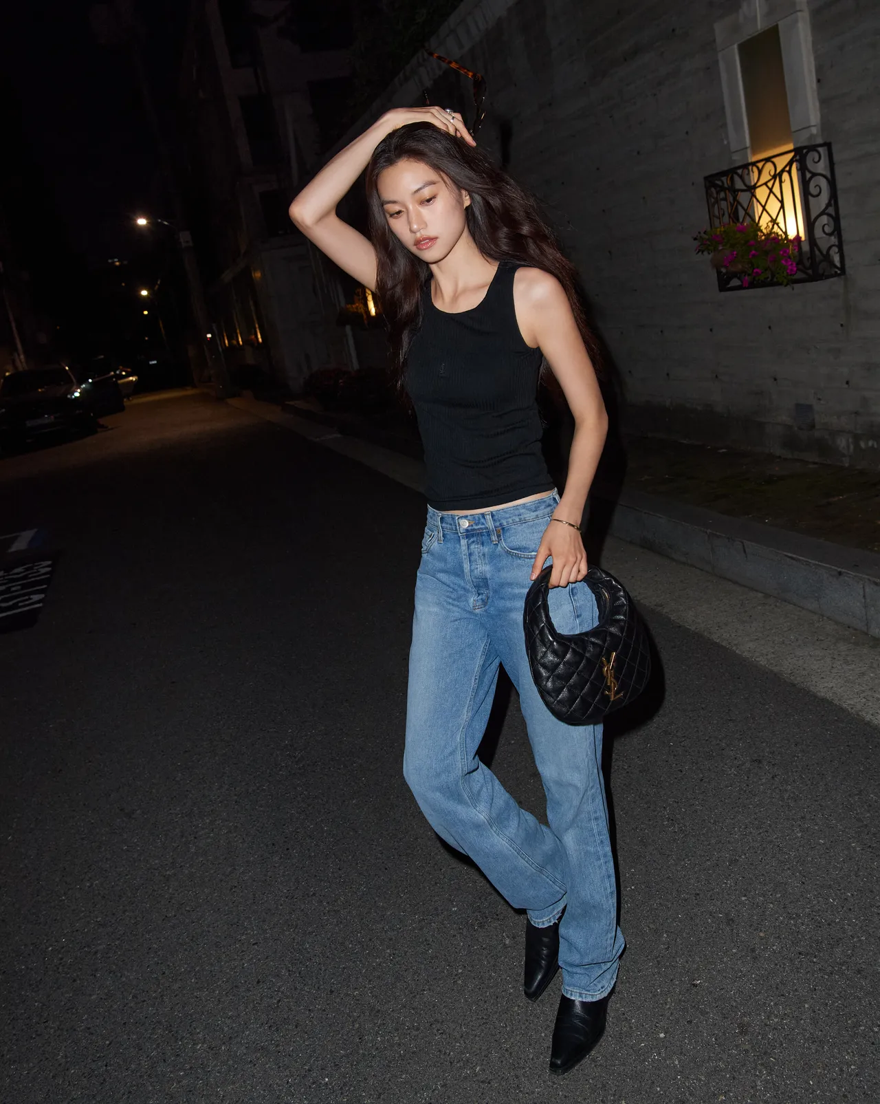 韩星金度妍背上Saint Laurent全新手袋Icarino。品牌提供
