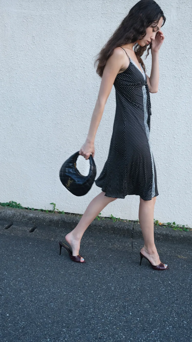 水原希子背上Saint Laurent全新手袋Icarino。品牌提供