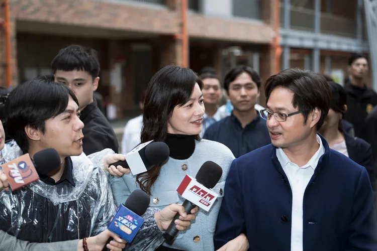 謝怡芬出演電視劇《零日攻擊》候任中華民國總統暨台北市市長，網友熱議其美國腔的中文口音。翻攝自「公視粉絲團」臉書