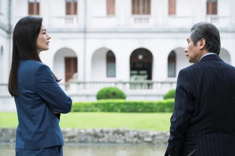 謝怡芬出演電視劇《零日攻擊》候任中華民國總統暨台北市市長，網友熱議其美國腔的中文口音。翻攝自「公視粉絲團」臉書