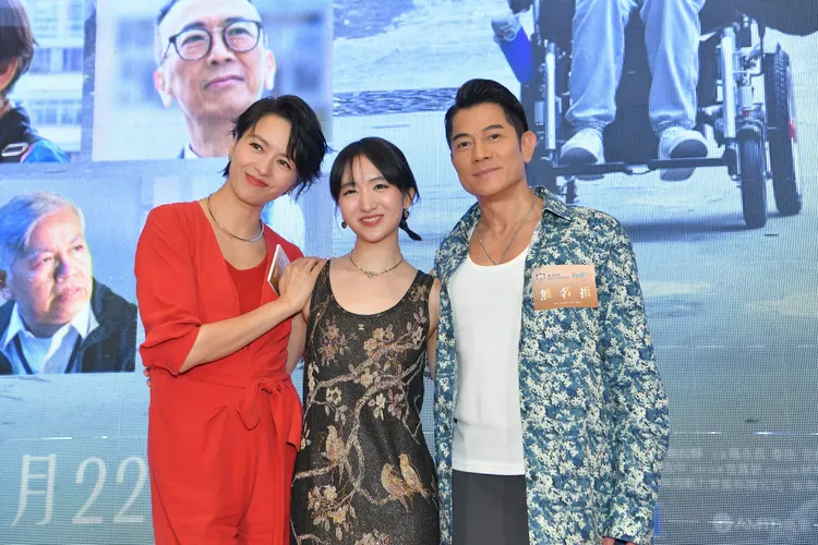 梁詠琪（左）與郭富城（右）首度飾演夫妻，搭檔飾演女兒的許恩怡。華映娛樂提供