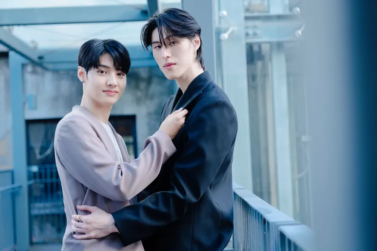 王君豪（左）和成晞常互相加油打氣。《秘密關係Secret Lover》製作單位提供