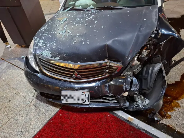 警車車頭嚴重毀損。警方提供