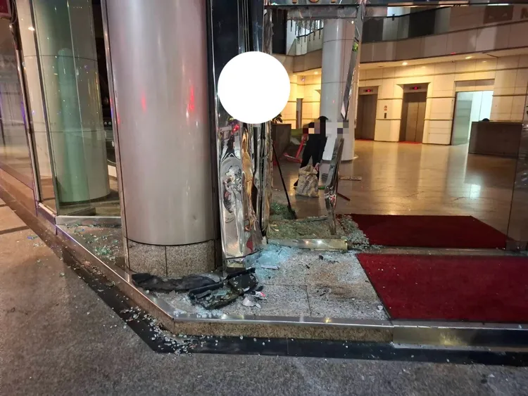 現場門柱玻璃門破裂。警方提供