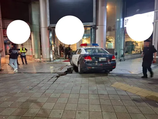糗!北市警車趕現場卻衝撞騎樓毀門柱 疑煞車失靈釀禍2路人受傷送醫