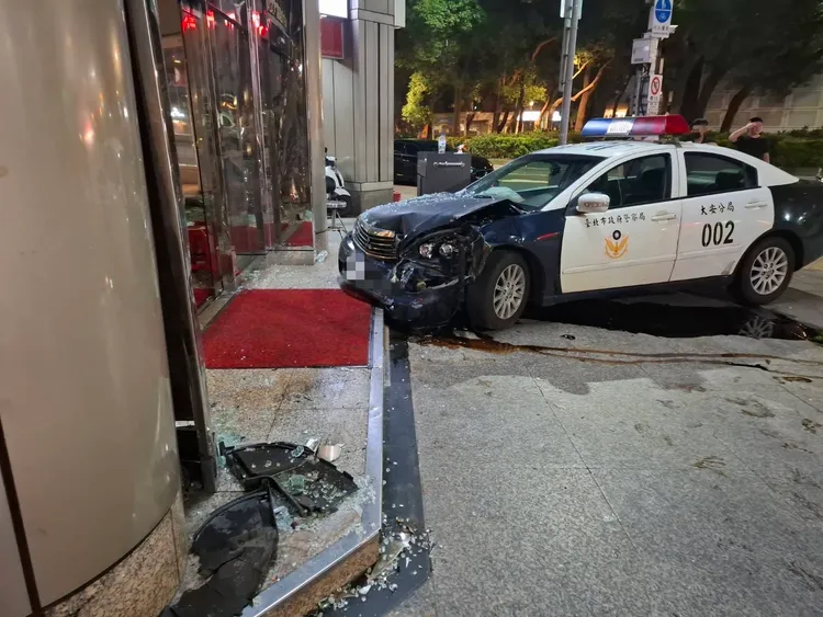 北市警車衝撞騎樓。警方提供