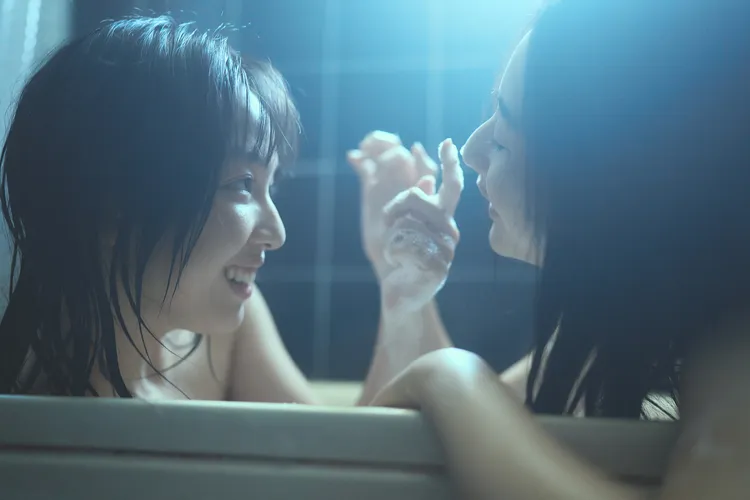 王渝萱(左)、李沐(右)好友多年後再次合作，香甜浴照曝光了。周子娛樂提供