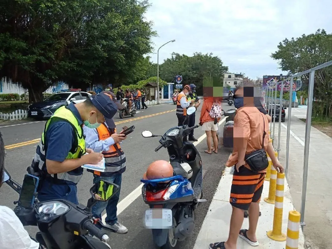 屏东县警局20日起启动「闯红灯及未戴安全帽违规取缔专案」。翻摄画面