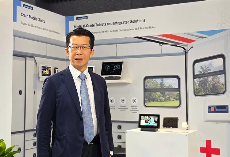 研華智能服務事業群副總經理江明志展示多元AIoT數位化管理系統，協助台北捐血中心優化。研華提供