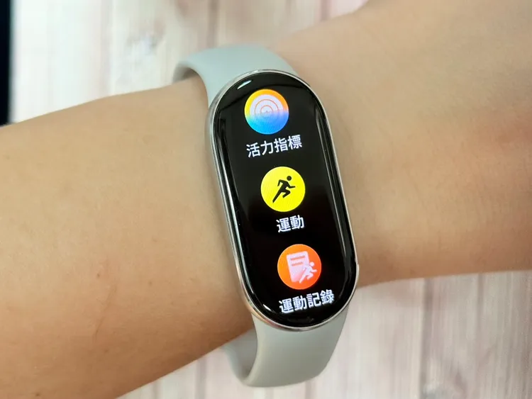 Xiaomi手環10支援150+運動模式，精準追蹤VO₂ max、訓練負荷與恢復時間，全天候守護健康與運動表現。趙筱文攝