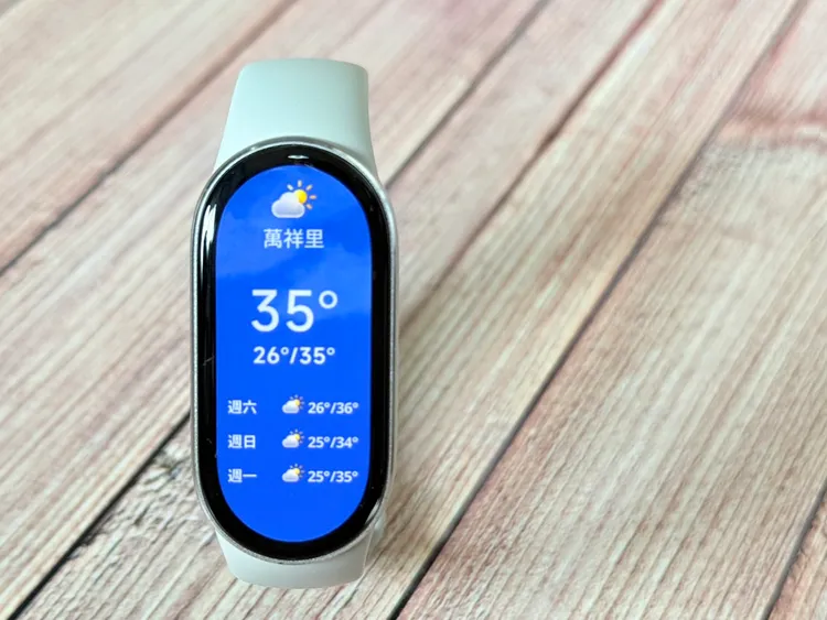 1.72吋AMOLED螢幕，真空填充密封技術實現對稱的2.0mm超薄邊框，將螢幕機身比例從 66%延伸至73%。趙筱文攝