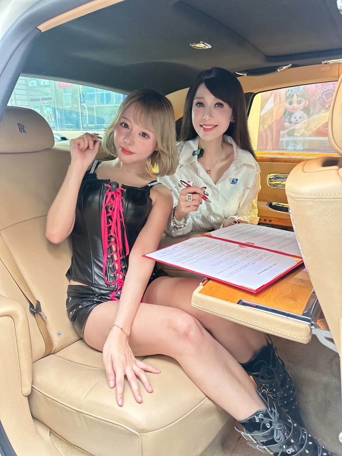 海倫清桃(右)在勞斯萊斯上簽下濱崎真緒。FADO提供