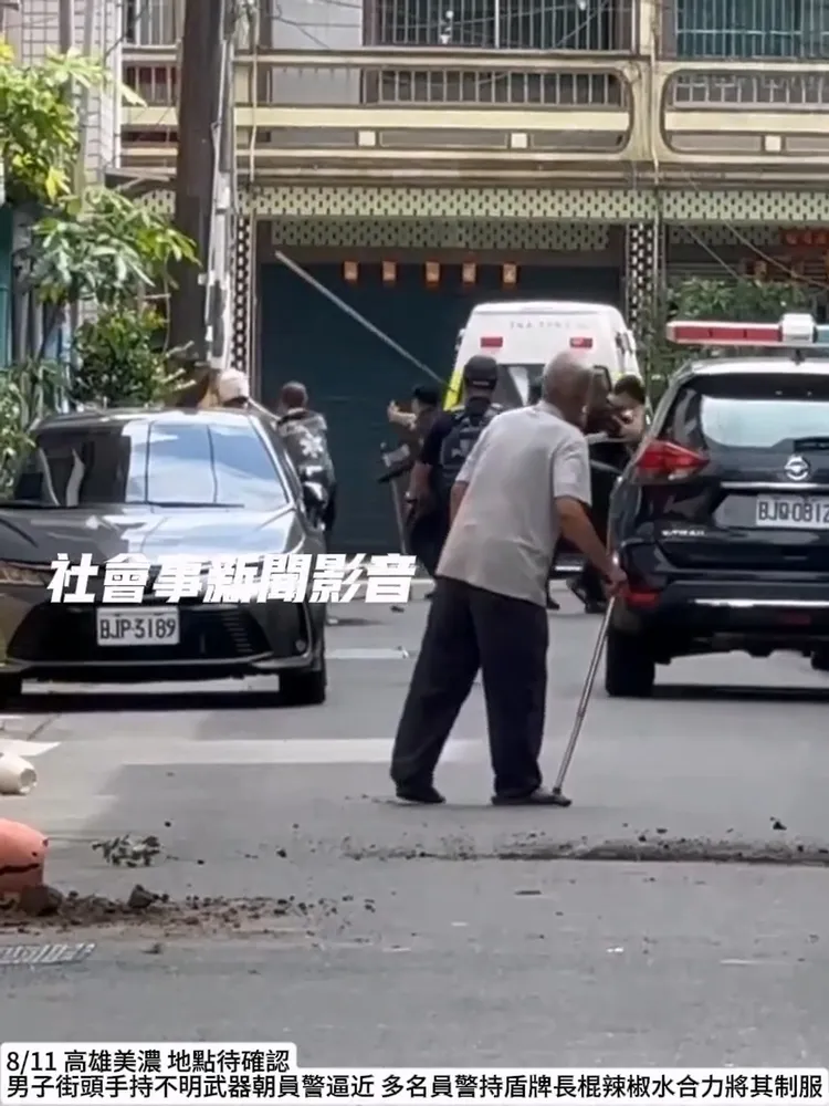 張男持棍棒打傷父親與鄰居，警方前往制伏。翻攝社會事新聞影音