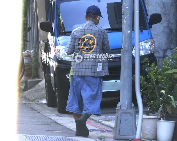 剃平頭的黃子佼身穿印著黃色笑臉的「WISDOM® X URBAN RESEARCH ft. MING YU」襯衫、搭配牛仔短褲、高筒黑襪和運動拖鞋。特勤中心攝