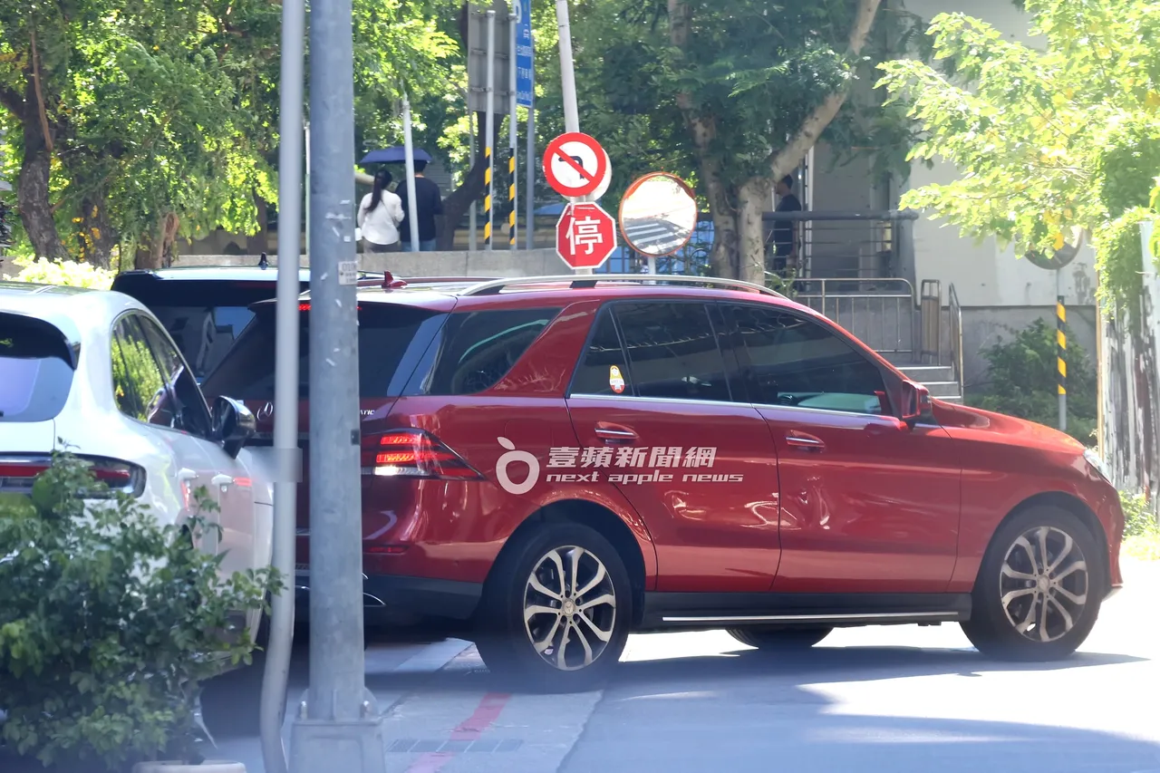 黃子佼未將賓士休旅車開進地下停車場,而是開到豪宅旁巷內人行道停車。特勤中心攝