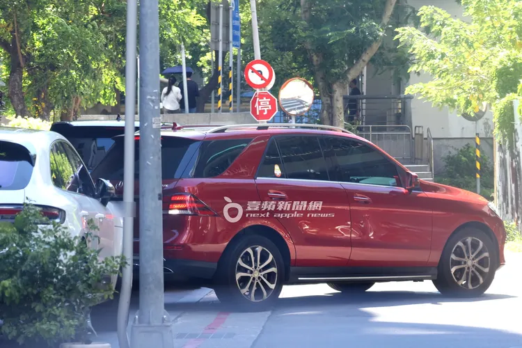 黃子佼未將賓士休旅車開進地下停車場，而是開到豪宅旁巷內人行道停車。特勤中心攝