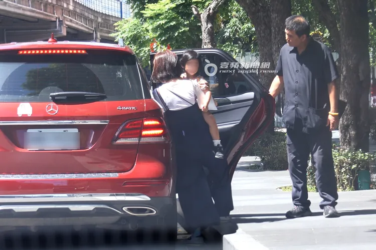 酷似孟耿如的女子抱黃玉米下車，還有豪宅警衛幫忙開車門。特勤中心攝