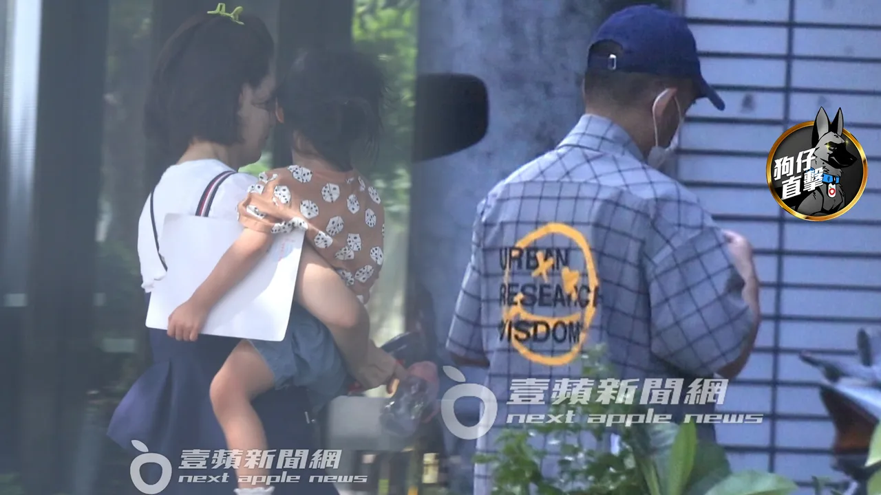 黃子佼離婚後剃三分頭改頭換面,他開車載女兒返家後,交給1名外型酷似孟耿如的女子照顧。特勤中心攝