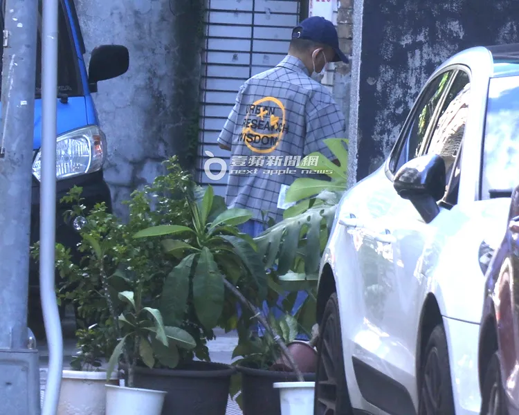 黃子佼不回豪宅陪女兒，而是頭也不回地直奔後方「私人空間」。特勤中心攝