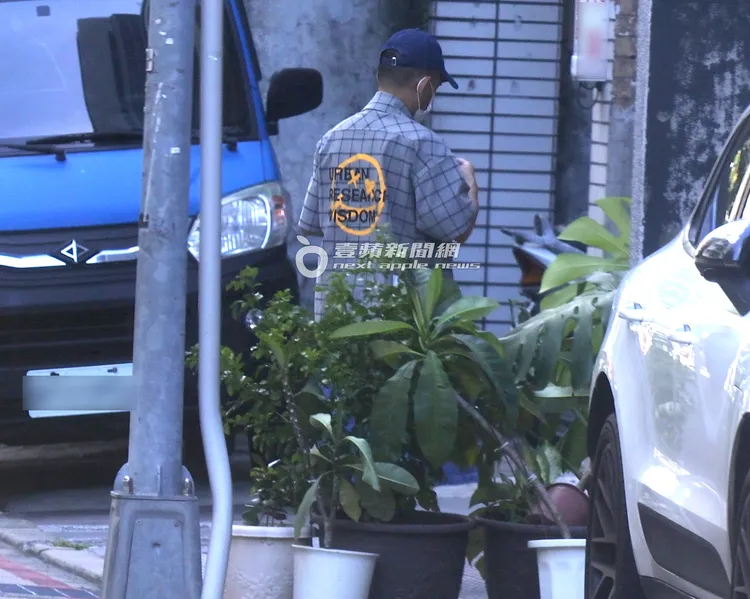 剃平頭的黃子佼，邊走邊拿出「私人空間」的鑰匙準備開門。特勤中心攝