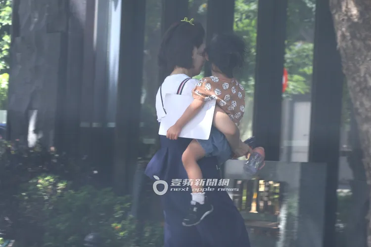 年輕女子留著挑染中長髮，戴上史瑞克綠色耳朵髮夾，外型頗有孟耿如的影子。特勤中心攝