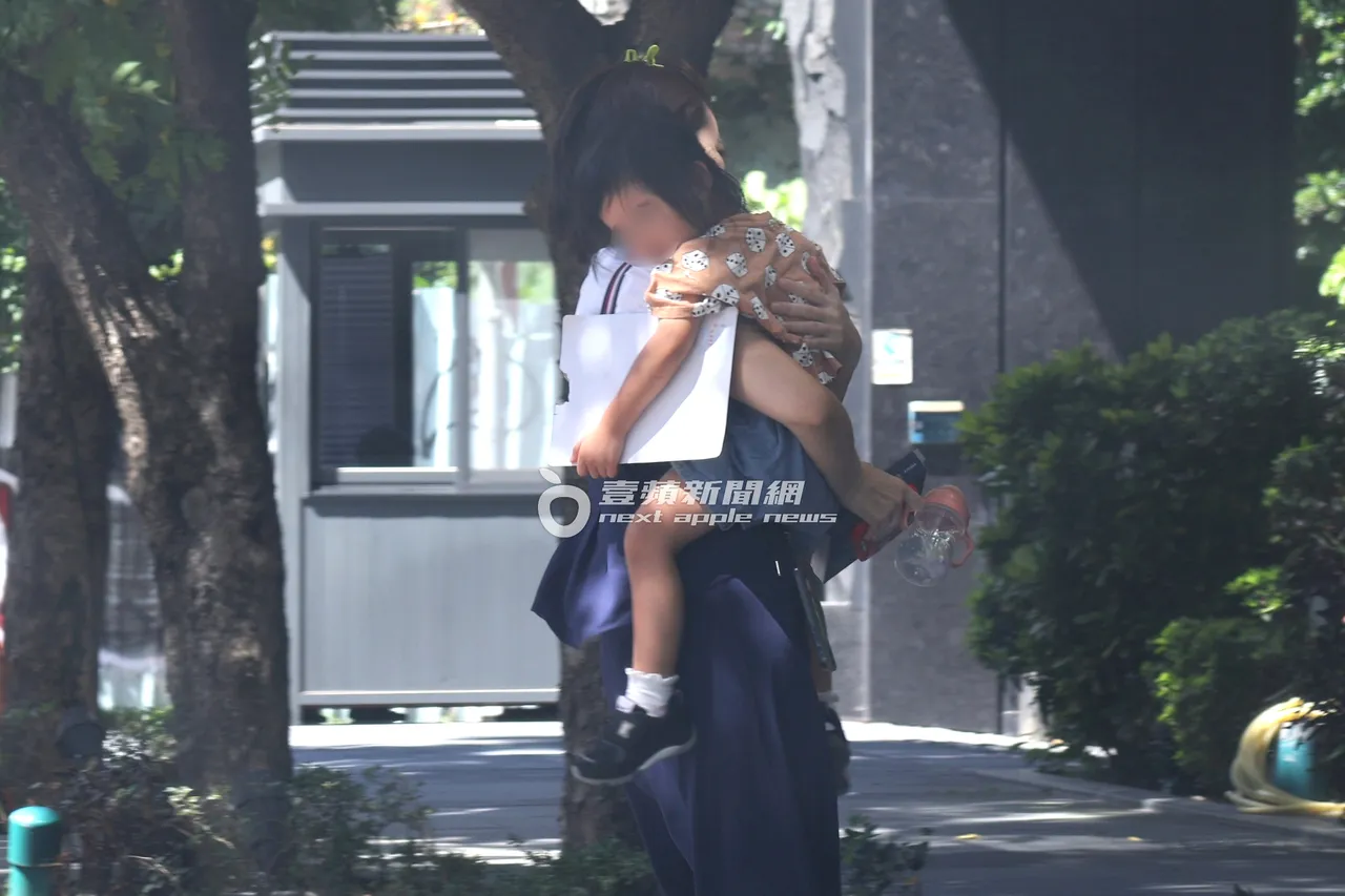 酷似孟耿如的女子抱著黃玉米下車,黃玉米自然將頭依偎在她肩上。特勤中心攝