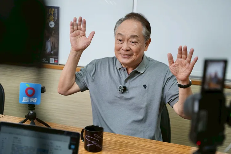 張復建當年薪水塞滿戲服裡的長靴很開心。彭欣偉攝