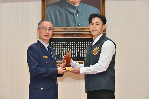 桃園警界至高殊榮! 蘆竹帥警陳韋翰績效卓著獲頒「琉璃關公」獎座