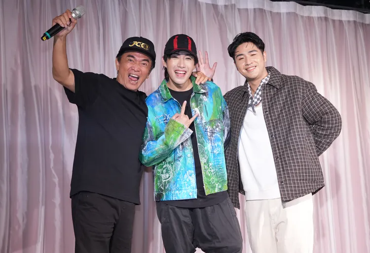 憲哥與鹿希派為旗下新人陳守恩發片站台。娛樂中心攝