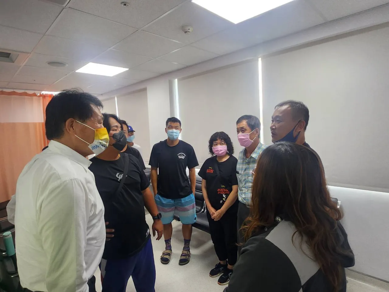 陈良干局长代表黄伟哲市长慰问许教练家属。翻摄画面