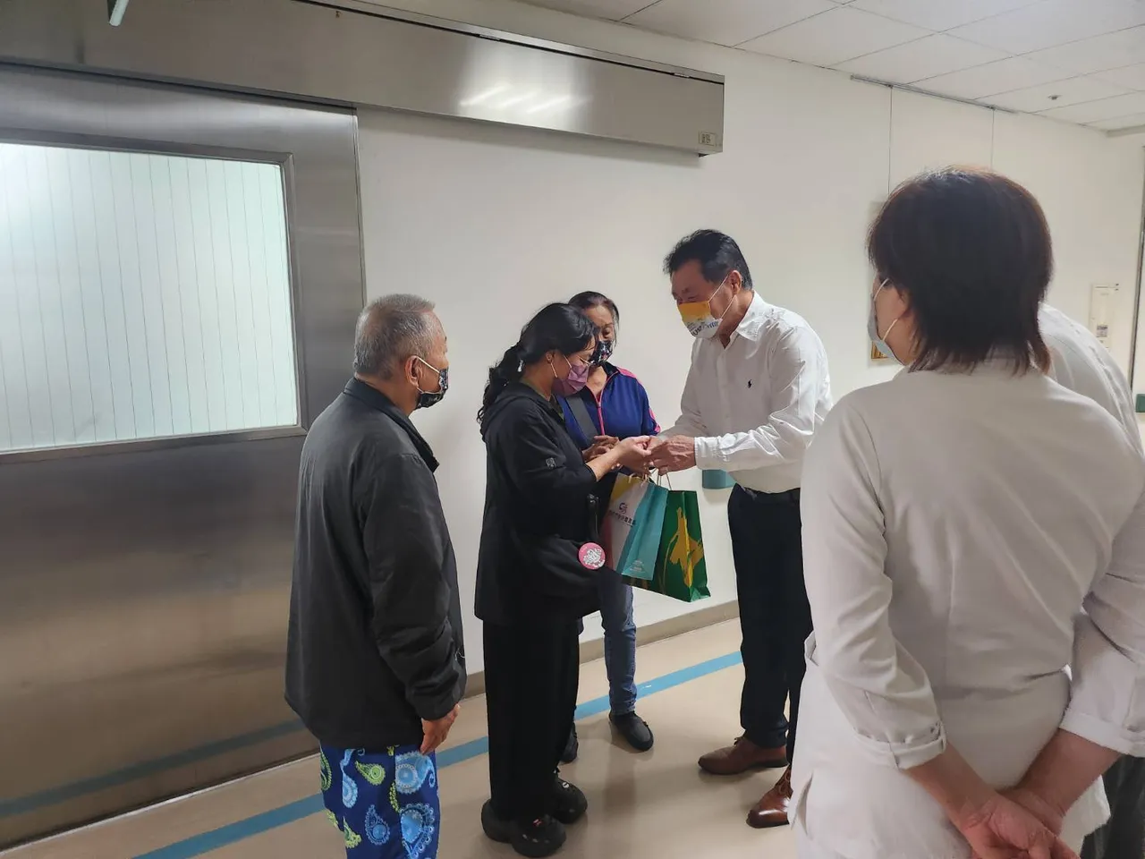 陈局长代表市长致赠慰问品。翻摄画面
