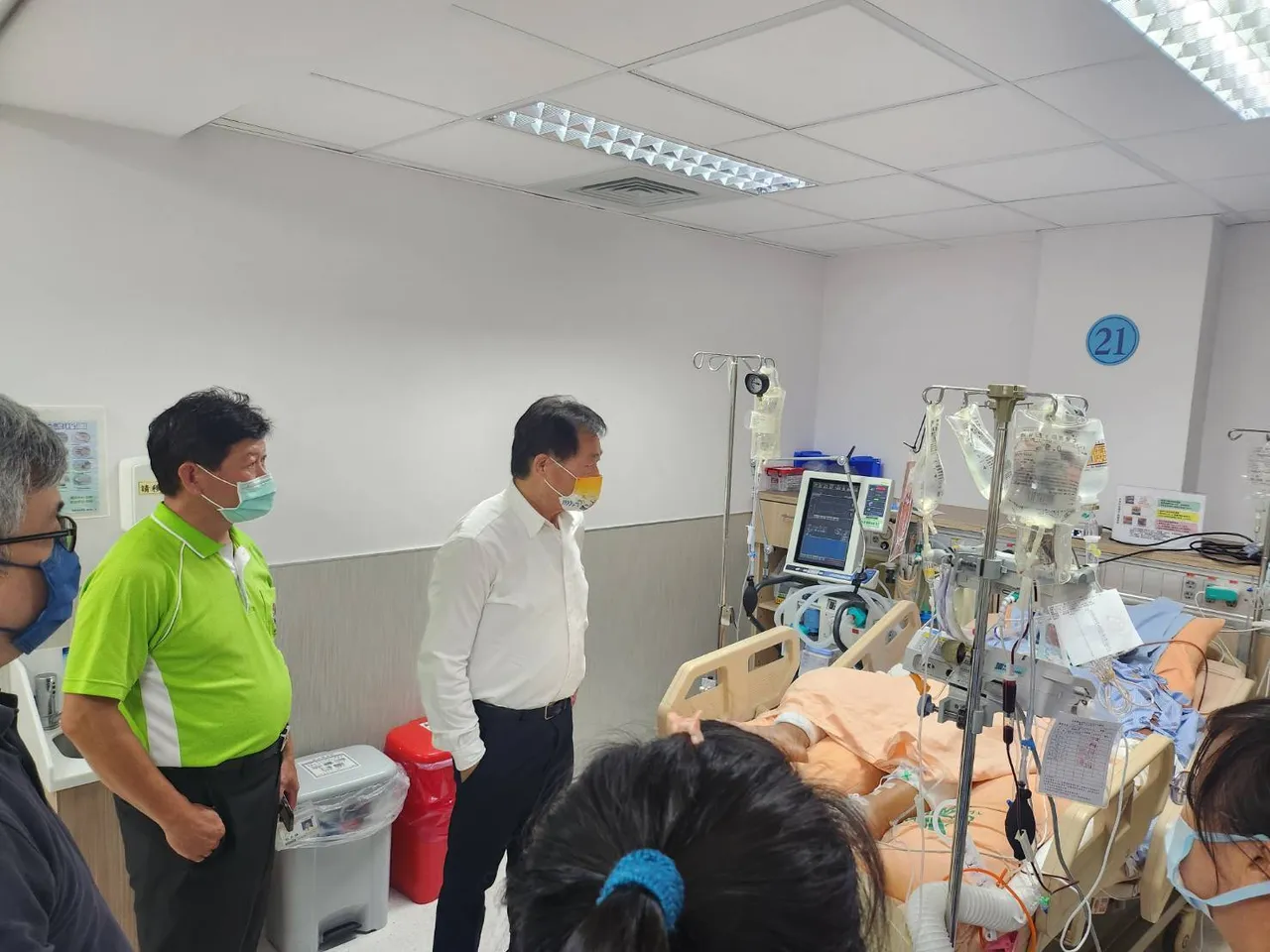 陈局长代表市长在奇美医院的团队下了解受伤许教练的伤况。翻摄画面