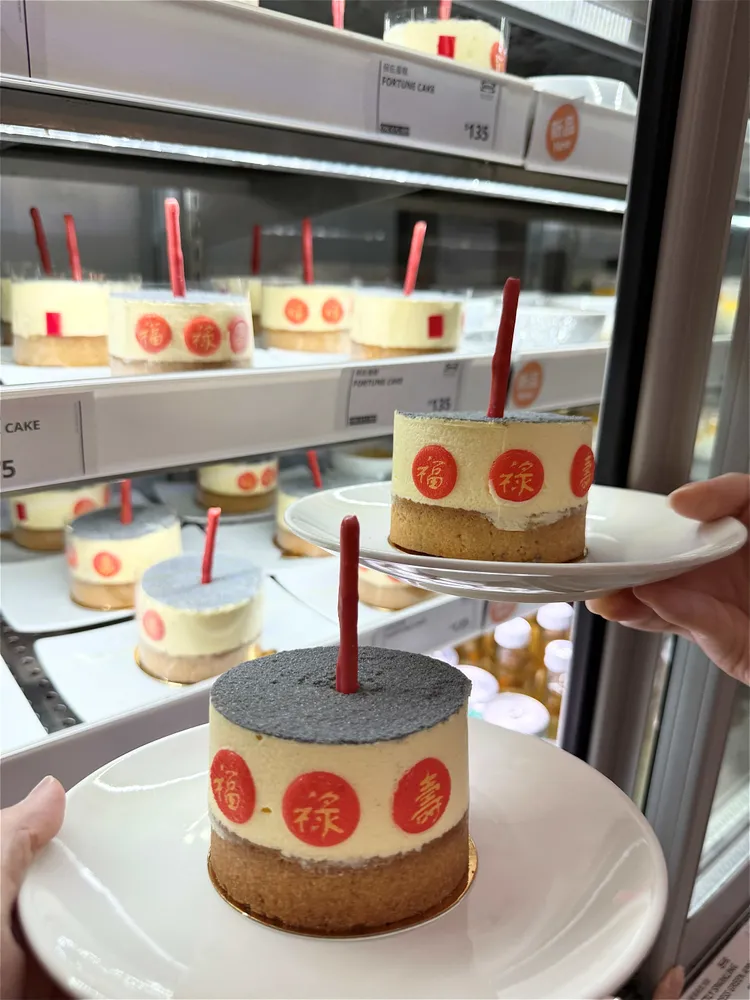 台灣限定的「保庇蛋糕」，趣味的造型靈感源自香爐。IKEA提供