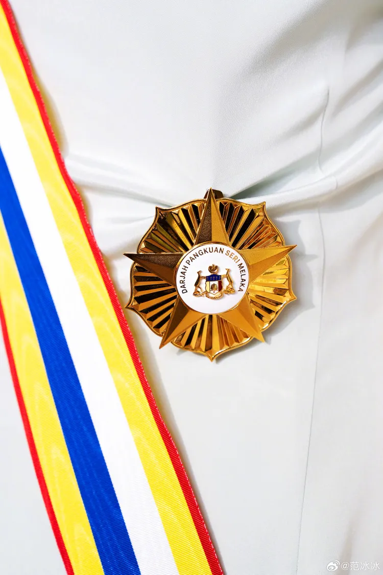 范冰冰傲秀名譽拿督勳章。翻攝范冰冰微博