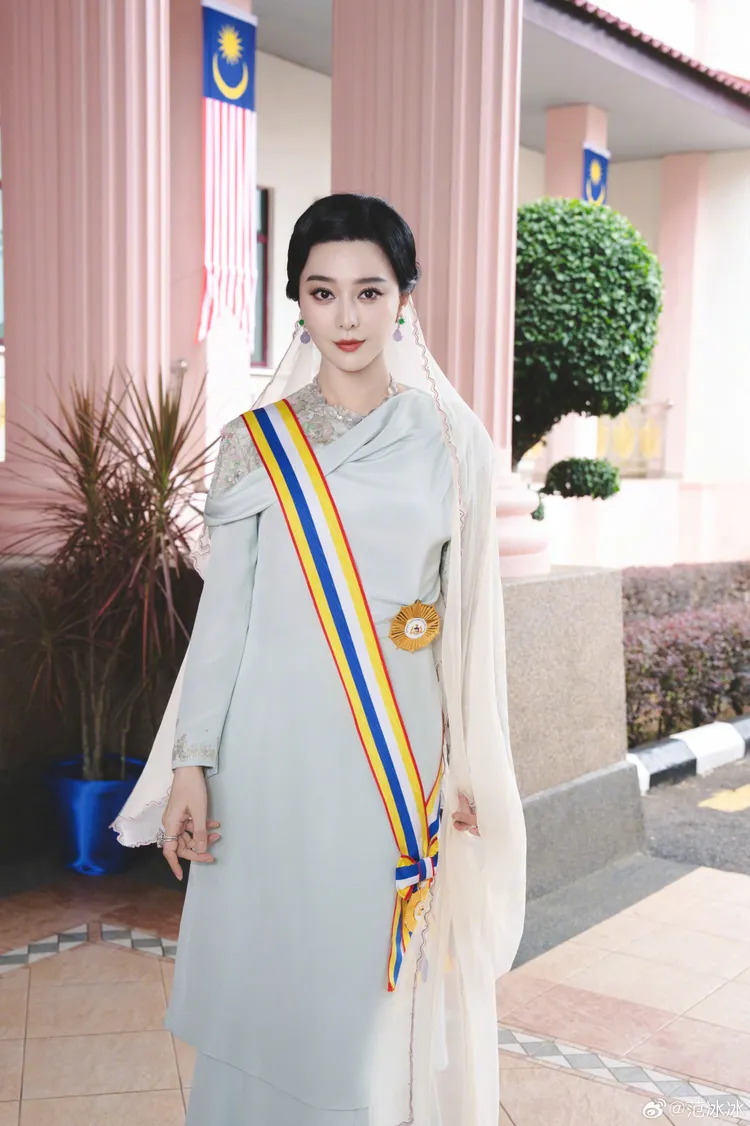范冰冰穿著馬來西亞傳統服飾出席授勳儀式。翻攝范冰冰微博