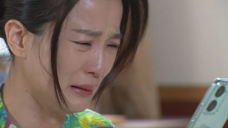 演黃文星母親的楚宣，看到他毒癮發作的直播崩潰痛哭。民視提供