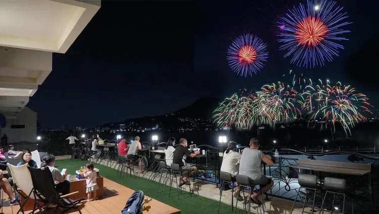 淡水福容河岸露臺看煙火。業者提供