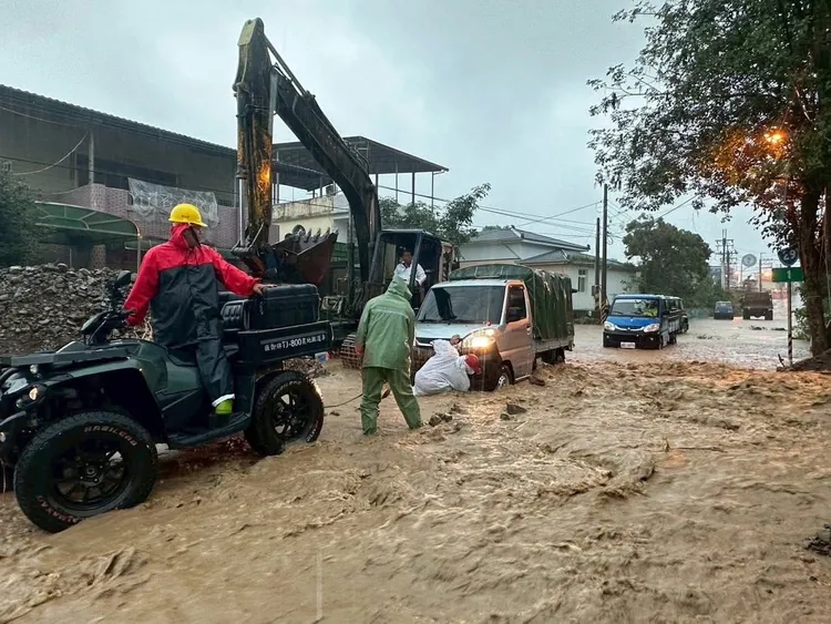 此次深入山區的行動中，雍御牌ATV承擔運送沙包、糧食與醫療物資的任務，實際驗證其高載重力、高離地間隙與長行程懸吊的優勢。業者提供