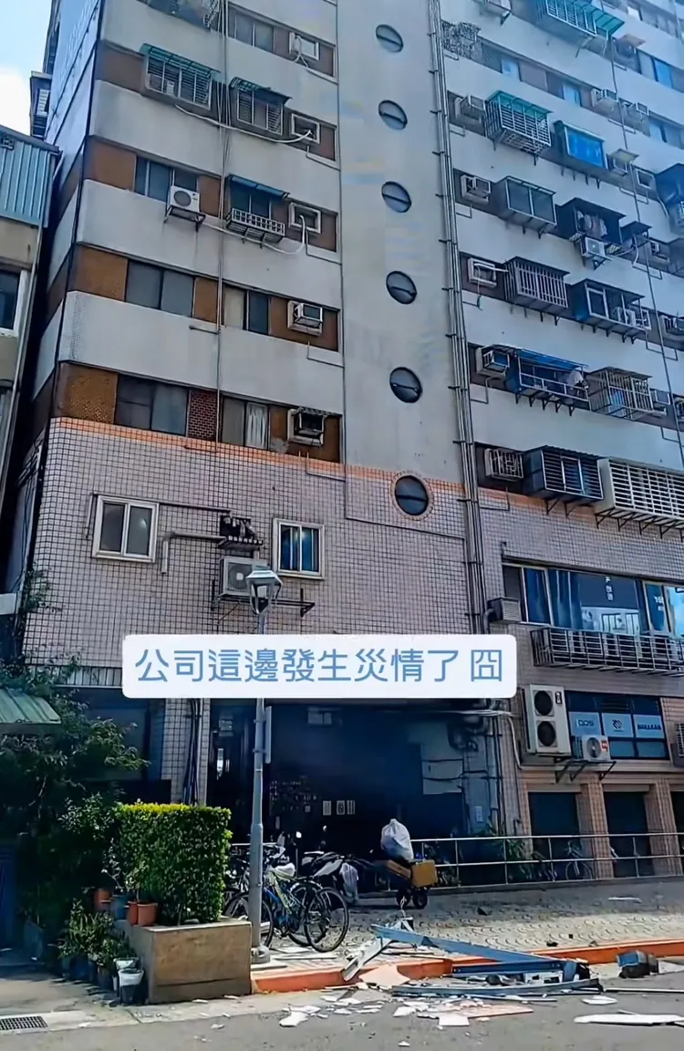 大樓一樓地面鐵片碎裂散落，幸好無人車經過。翻攝自Threads