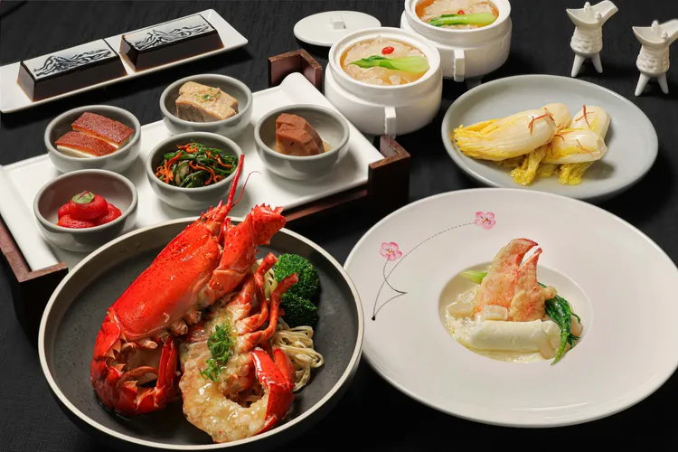 故宮晶華在此次美食展中推出「龍蝦雙人分享優惠券」，每張券優惠價2999元，可品嘗到小滿漢、旬味龍蝦二吃及墨戲仙草甜品，輕鬆享受一趟雙人美食文化旅程。台北晶華提供