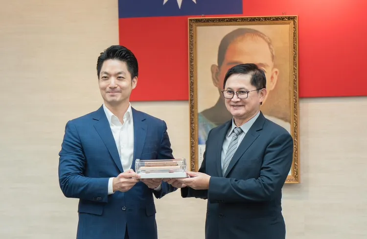 蔣萬安（左）曾邀童子賢（右）到市政會議演講，昨晚更喊話賴清德應邀其組閣。取自蔣萬安臉書