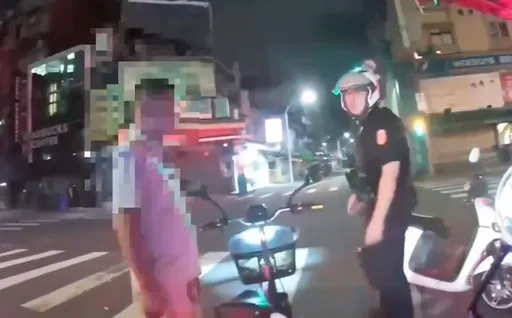 單手騎車叼菸危險駕駛!信義警一測...酒測值「1.40」超高