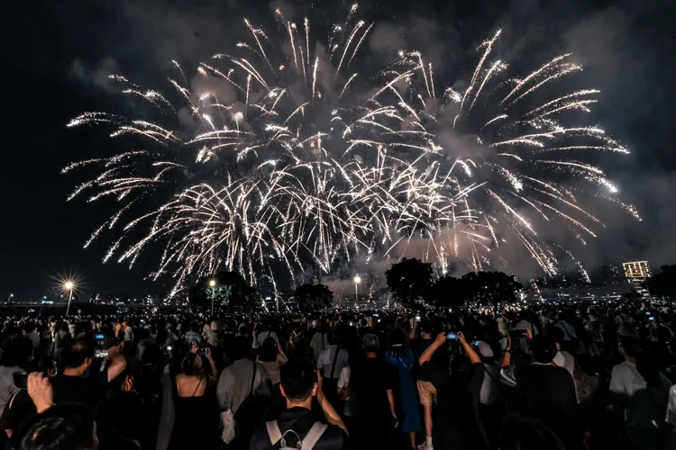 首場煙火秀主題為「萬紫埕紅」，以紫色與五彩漸層煙火交錯綻放。台北市觀傳局提供