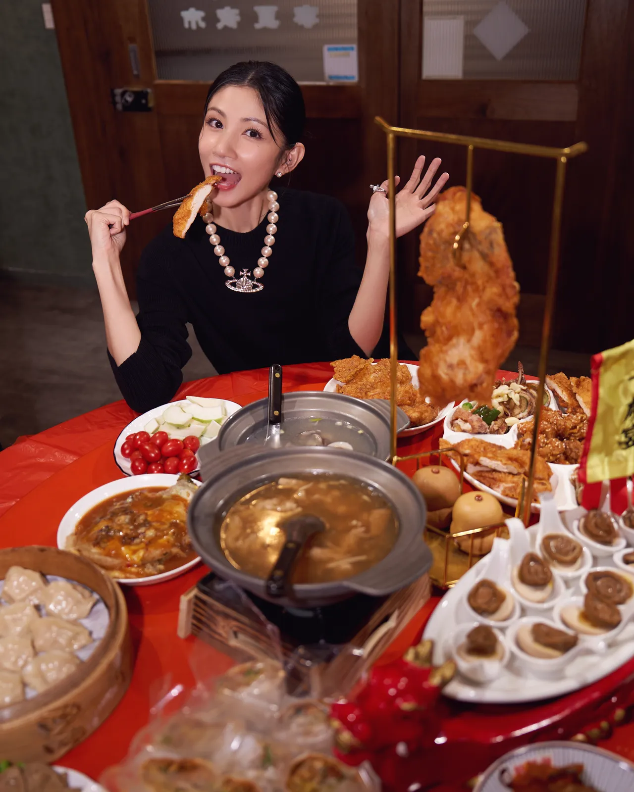 李千娜昨听歌会,现场准备千岁宴料理。环球音乐提供
