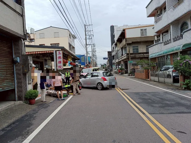 轎車左轉時與對向機車發生碰撞，造成騎士及乘客受傷。民眾提供